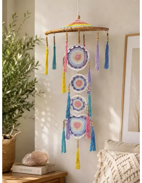 atrapasueños colorido azul, amarillo, rosa, con círculos en la parte central y decoración de fondo