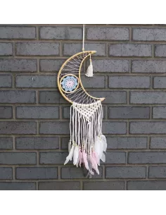 decoración de pared con un atrapasueños con forma de luna y plumas blancas 2