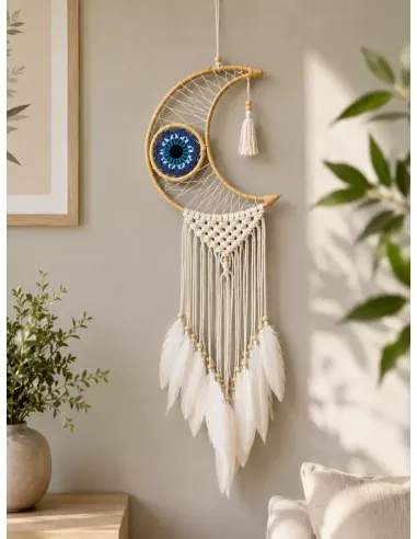 atrapasueños con forma de luna y plumas colgando blancas colgado en pared interior