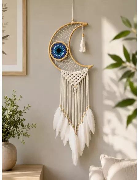 atrapasueños con forma de luna y plumas colgando blancas colgado en pared interior