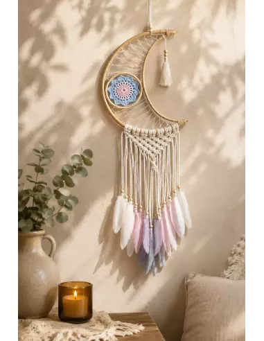 decoración de pared con un atrapasueños con forma de luna y plumas blancas