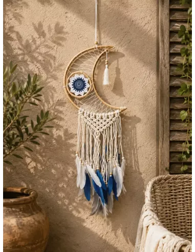 decoración de pared con atrapasueños con forma de luna con plumas blancas y azules