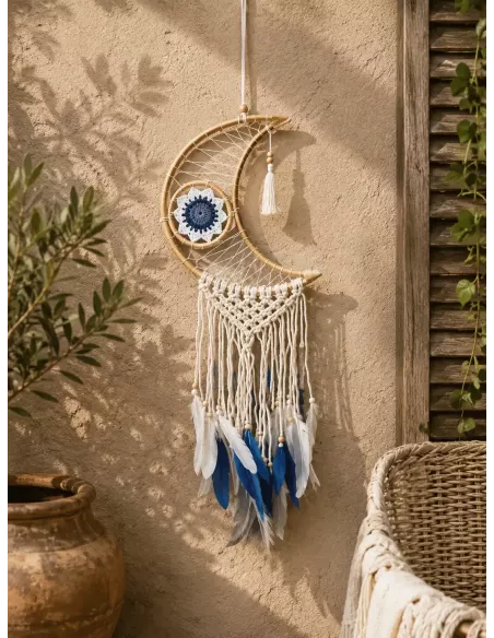 decoración de pared con atrapasueños con forma de luna con plumas blancas y azules