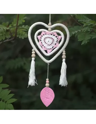 atrapasueños forma corazón tonos blancos y rosas colgado en exterior