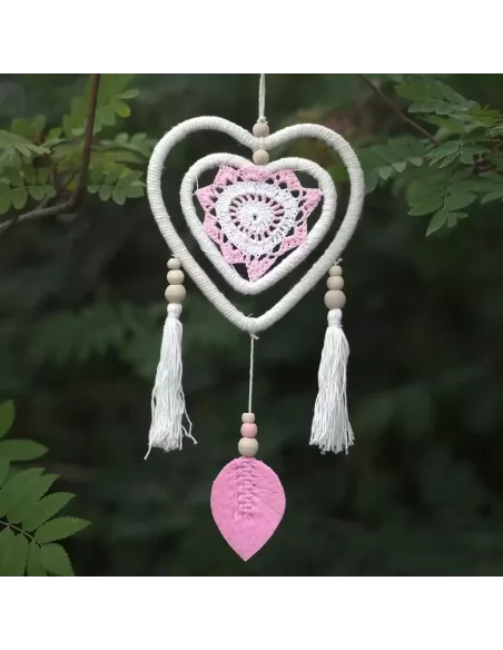 atrapasueños forma corazón tonos blancos y rosas colgado en exterior