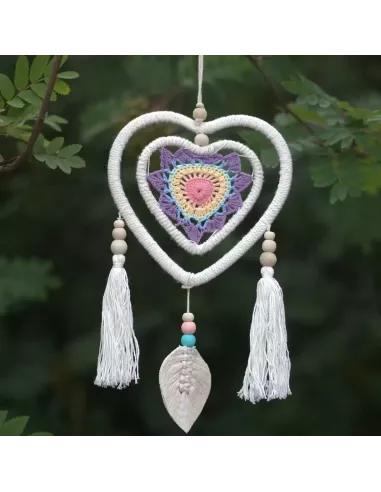 atrapasueños corazón tonos malvas y azules colgado en exterior