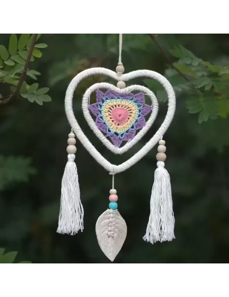 atrapasueños corazón tonos malvas y azules colgado en exterior