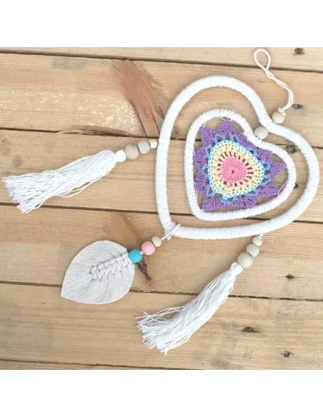 atrapasueños corazón tonos blancos malvas y azules sobre madera