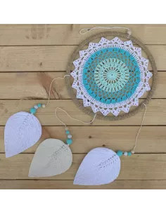 atrapasueños redondo de color turquesa con las hojas en blanco