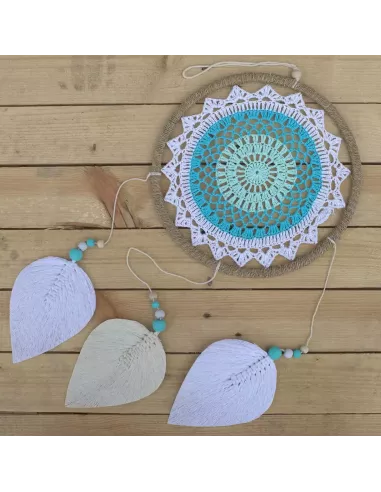 atrapasueños redondo de color turquesa con las hojas en blanco