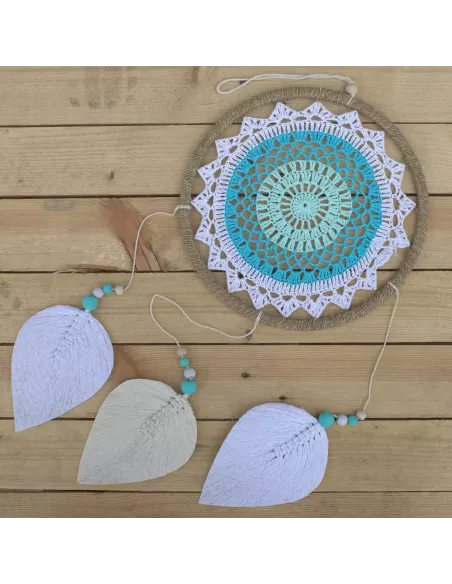 atrapasueños redondo de color turquesa con las hojas en blanco