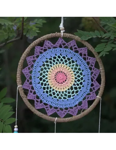 detalle del atrapasueños redondo con colores malva y azules