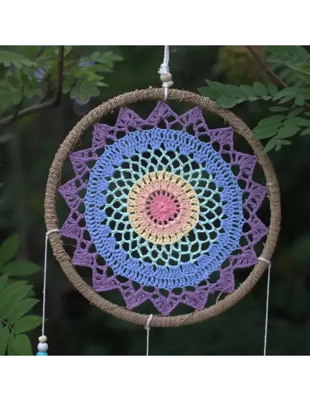detalle del atrapasueños redondo con colores malva y azules