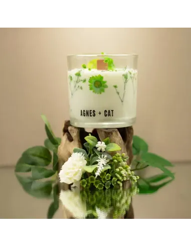 decoración de vela de soja botánica con flores verdes