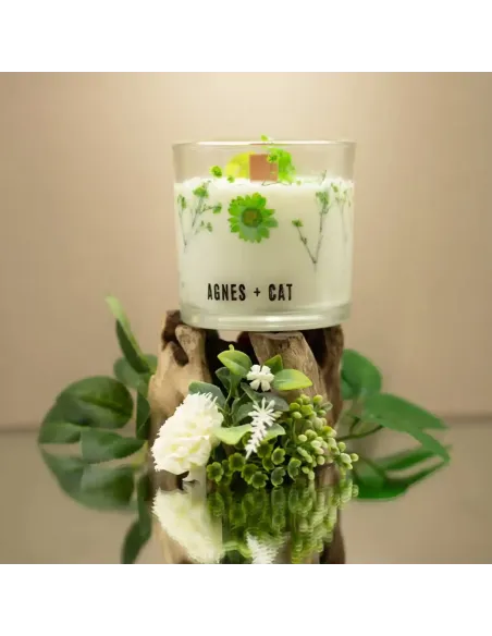 decoración de vela de soja botánica con flores verdes