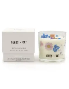 vela de cera de soja con su caja y flores azules secas