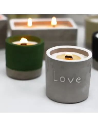 conjunto de varias velas de hormigón con mecha de madera encendida