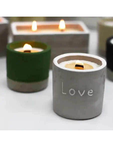 conjunto de varias velas de hormigón con mecha de madera encendida