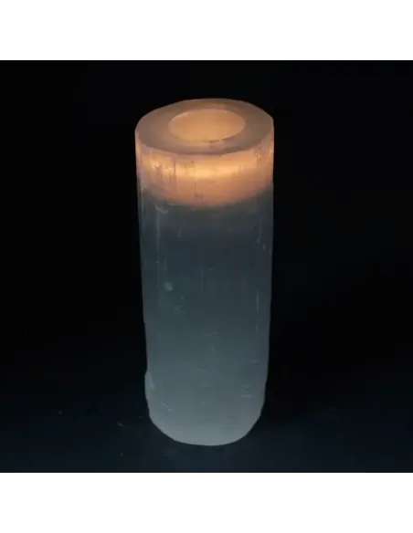 comprar portavelas grande de selenita con forma cilíndrica y vela dentro encendida en Abonica
