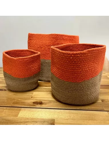 Cestas algodón y yute naranja y marrón en el suelo