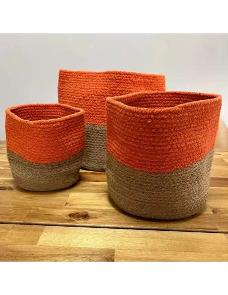 Cestas algodón y yute naranja y marrón en el suelo