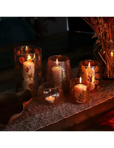 Conjunto varios portavelas con velas encendidas dentro