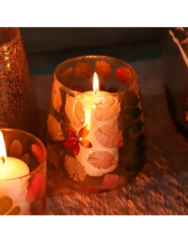 Portavelas cristal con rosas con vela encendida