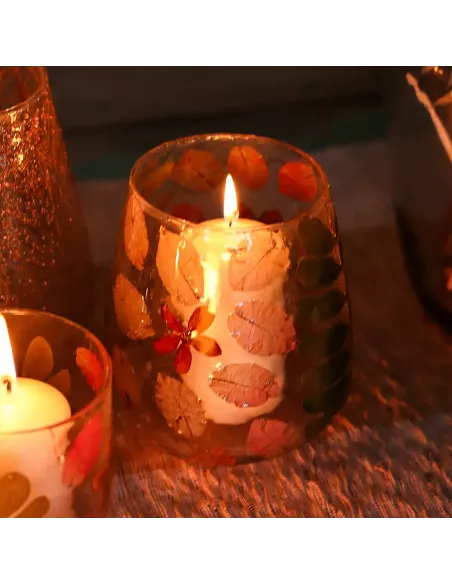 Portavelas cristal con rosas con vela encendida