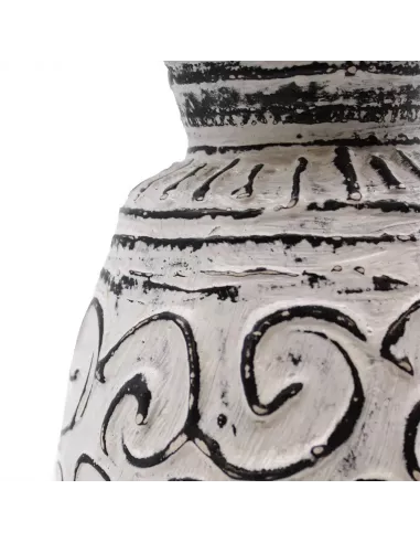 Detalle del jarrón de cerámica blanco con los dibujos de remolinos