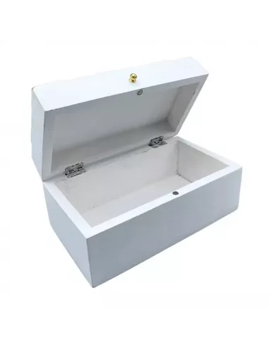 Caja de madera vintage blanca sobre fondo blanco