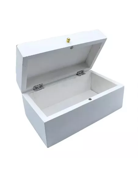 Caja de madera vintage blanca sobre fondo blanco