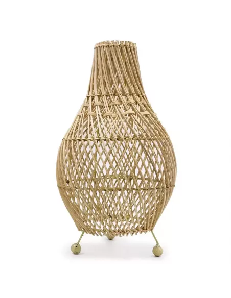 Lámpara de mesa de ratán natural sobre fondo blanco