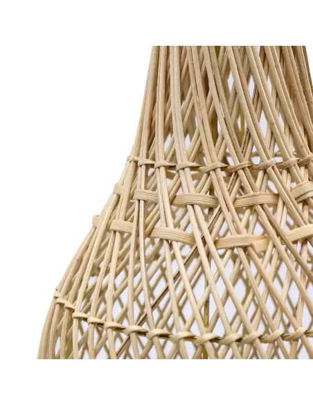 Detalle de lámpara de mesa de ratán natural
