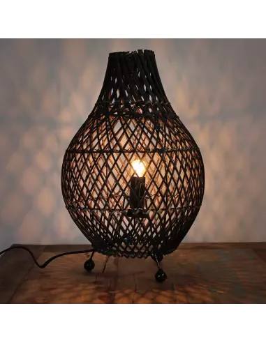 Lámpara de mesa de ratán encendida