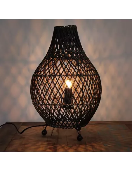 Lámpara de mesa de ratán encendida
