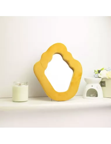 Espejo aterciopelado amarillo