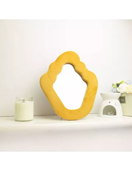 Espejo aterciopelado amarillo