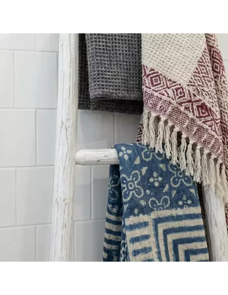 Escalera kemu como toallero rústico
