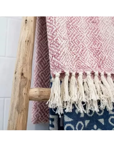 Detalle de escalera kemu como toallero