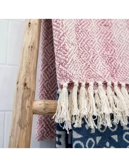 Detalle de escalera kemu como toallero