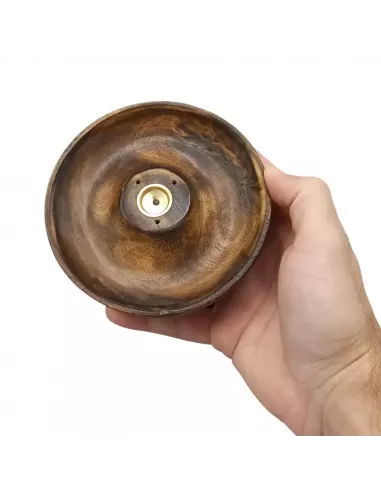 Disco porta incienso de madera para conos y varillas en la palma de una mano