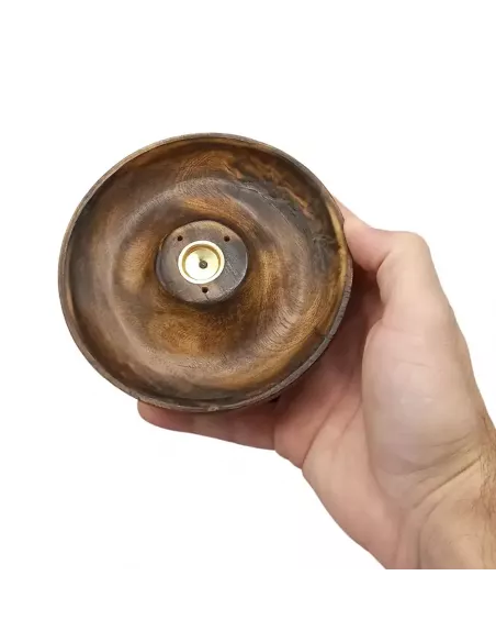 Disco porta incienso de madera para conos y varillas en la palma de una mano