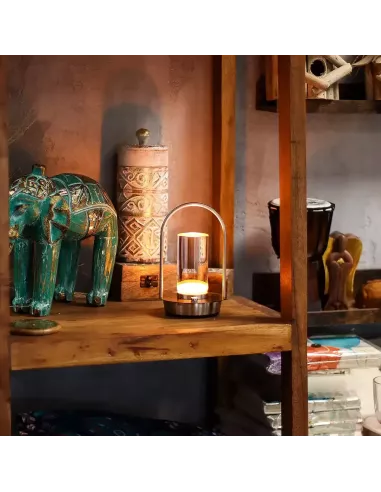 Lámpara táctil recargable sobre mueble de madera