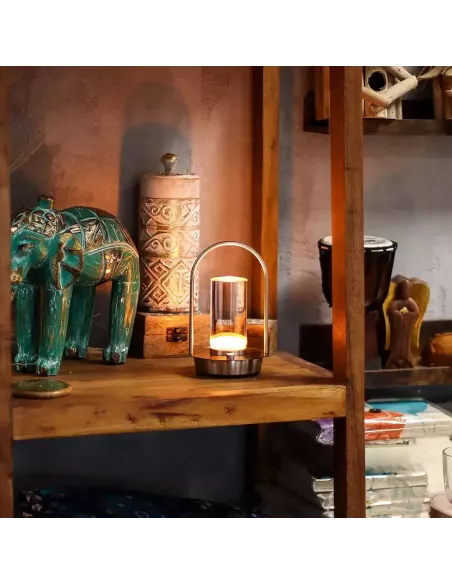 Lámpara táctil recargable sobre mueble de madera