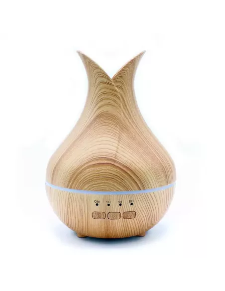 Difusor de aromas color madera y forma de jarrón  con fondo blanco
